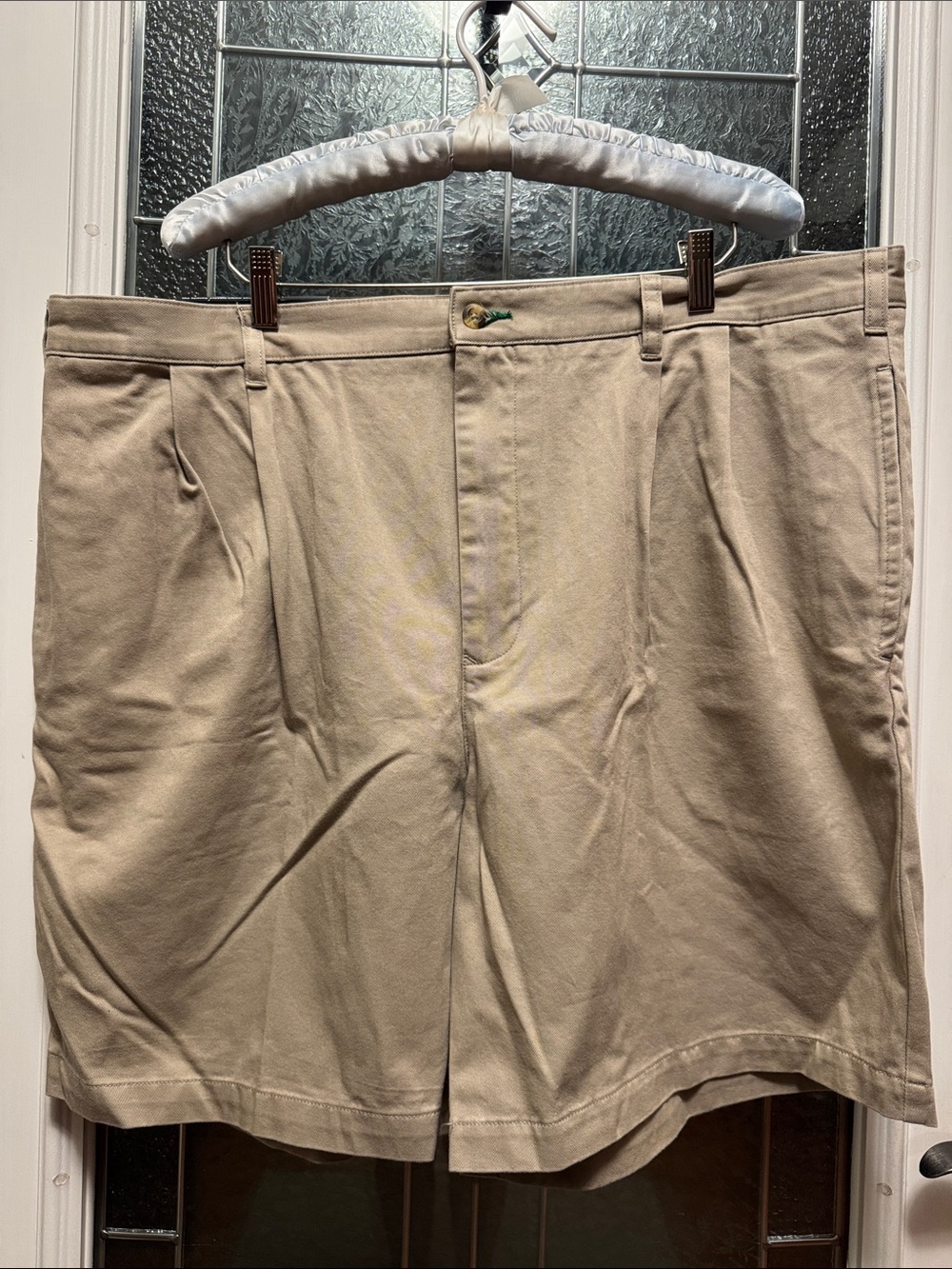 Tommy Hilfiger Men's Flat Front Khaki Shorts. Size 42. NWT.